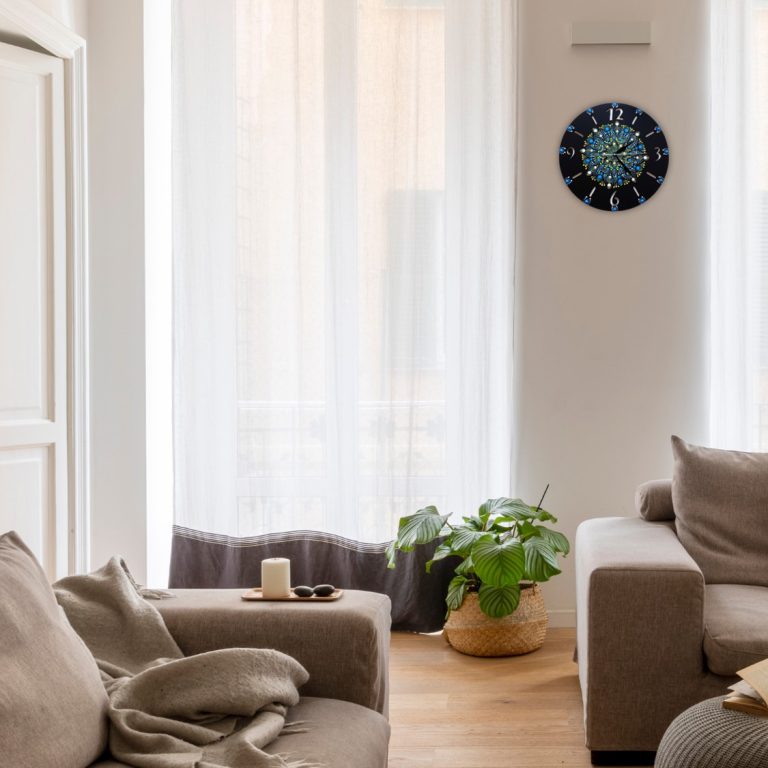 Crni umjetnički zidni sat Plavi žuti Mandala motiv na zidu